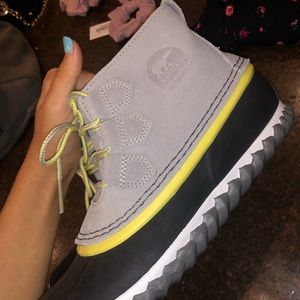 sorel waterproof boots size 6